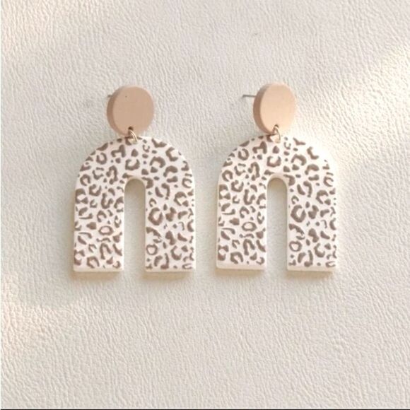 Leopard Print Women’s Beautiful Pattern U-Shaped Drop Earrings NWOT - Picture 2 of 4